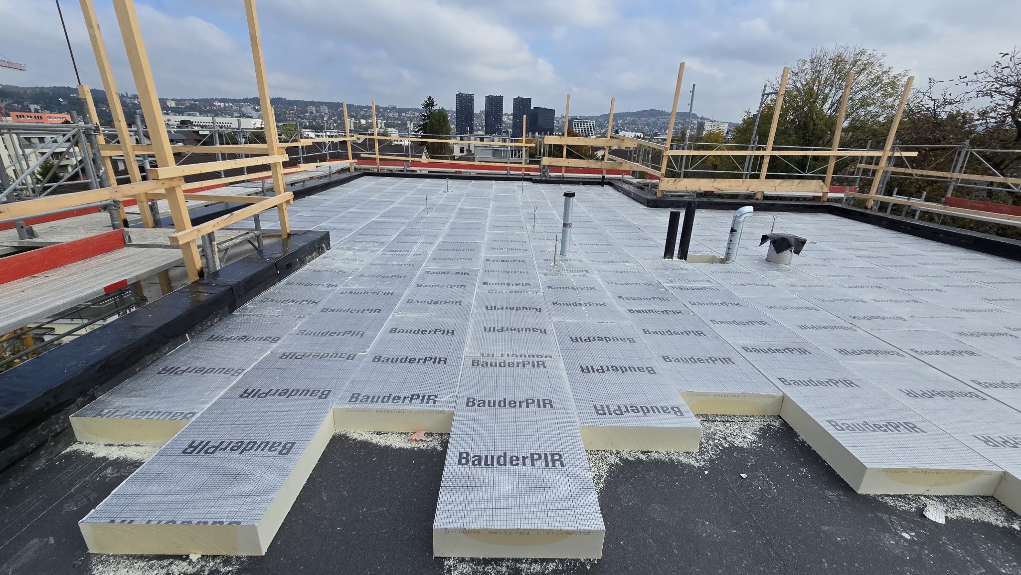 Baustelle mit vollständiger Absicherung